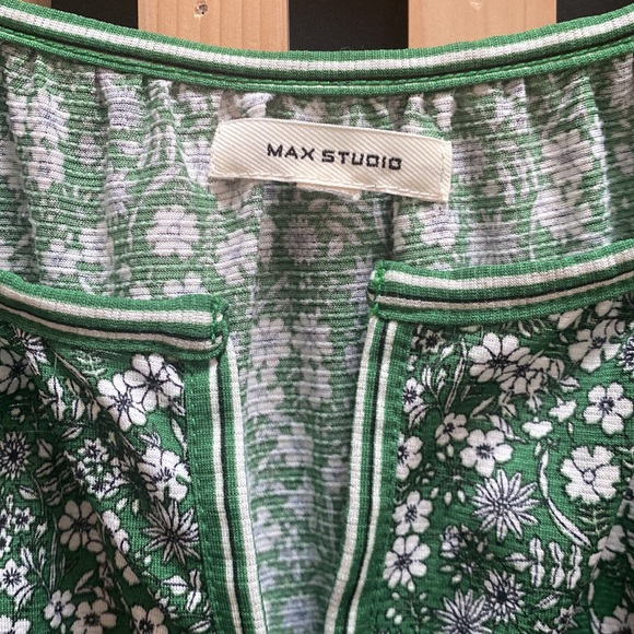 MAX STUDiO green floral top with ruched sleeves - Picture 2 of 9